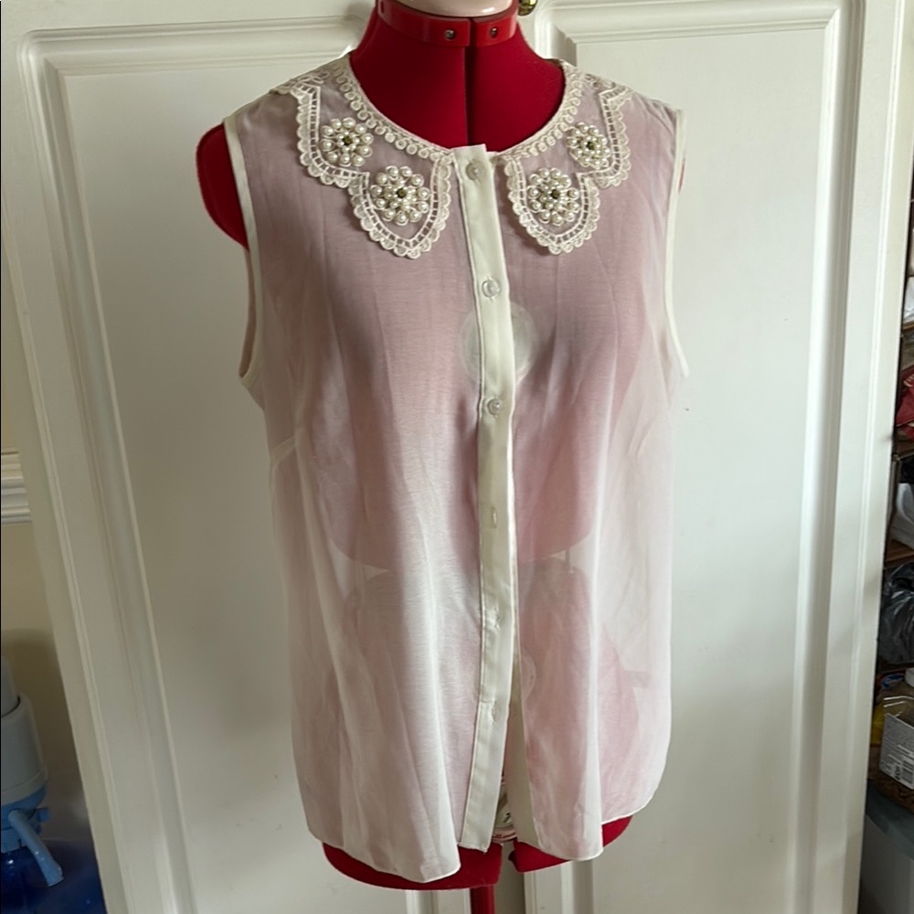 Sleeveless Blouse with Lace Collar